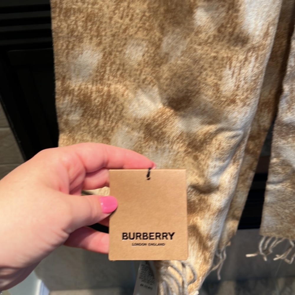 Burberry photographic deer scarf - Picture 4 of 8